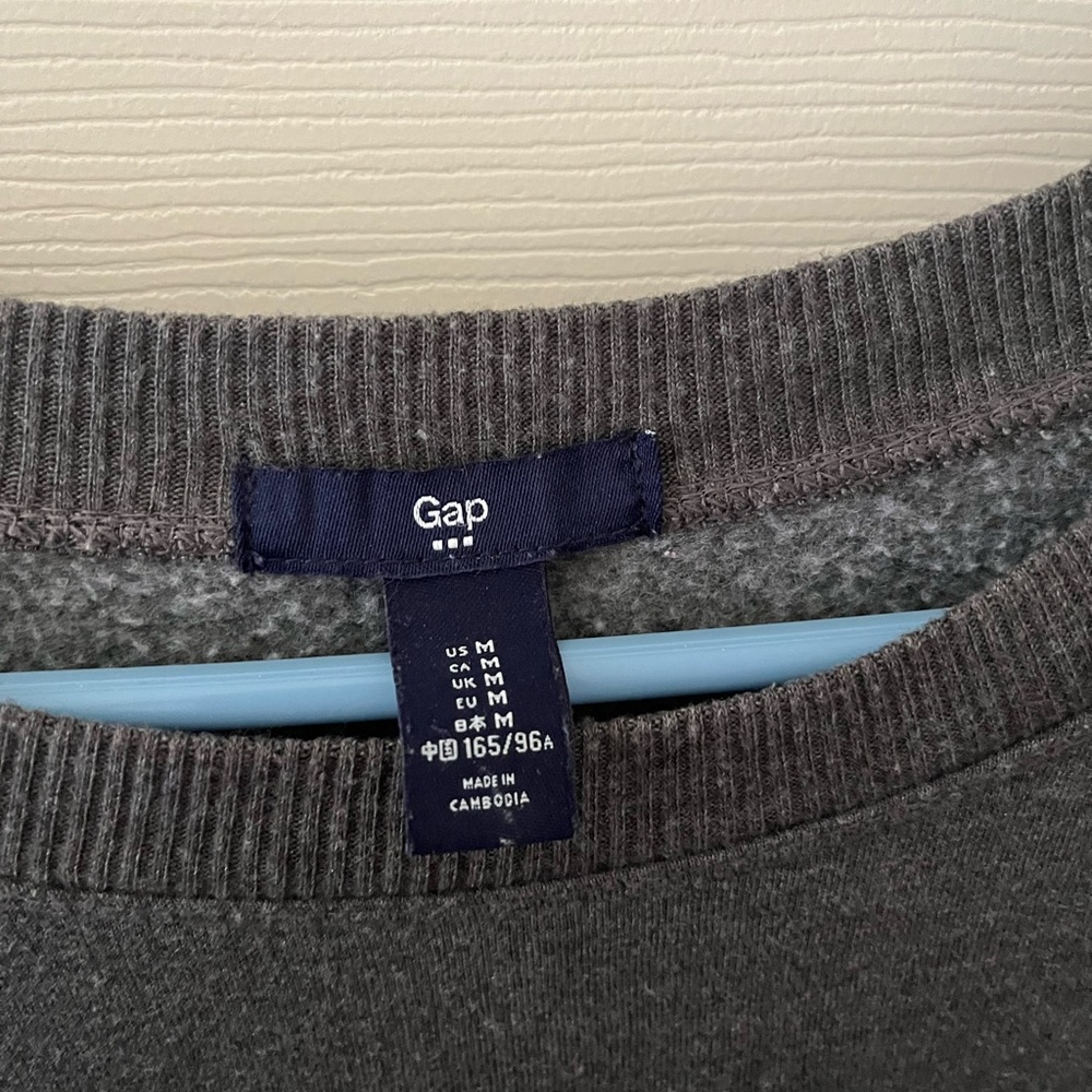 GAP Women’s Gray Crewneck Sweatshirt - Picture 5 of 6